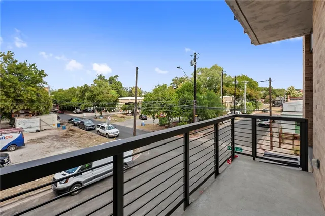 $2,550 | 1501 East 4th Street, Unit 201, Austin, TX 78702
