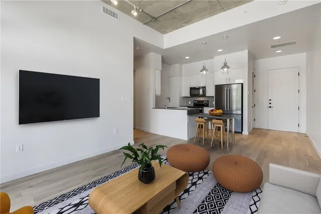 $2,550 | 1501 East 4th Street, Unit 201, Austin, TX 78702