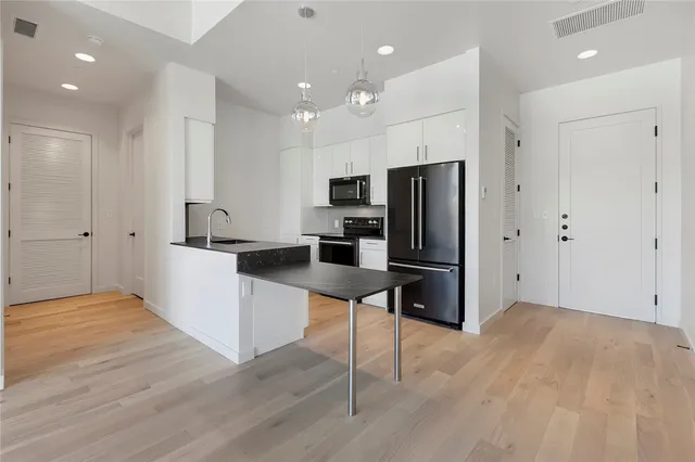 $2,550 | 1501 East 4th Street, Unit 201, Austin, TX 78702