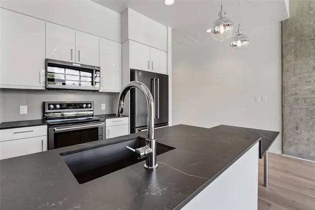 $2,550 | 1501 East 4th Street, Unit 201, Austin, TX 78702