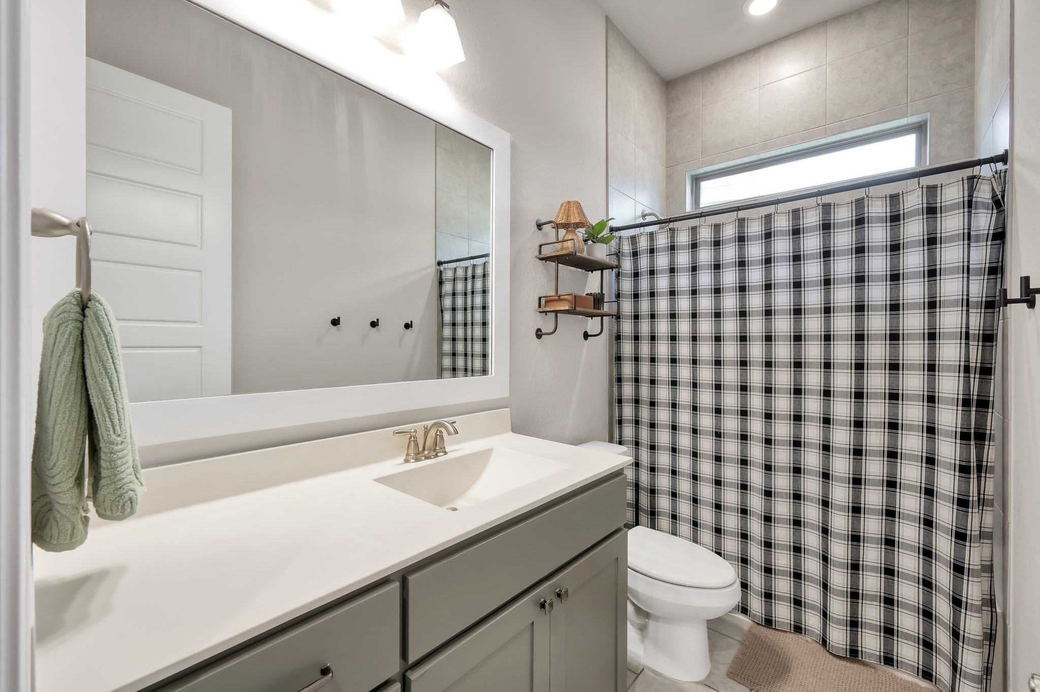 4273 Grand Oaks Wind Spring, TX 77386 - Photo 31 of 39 Full bathroom with tub/shower combo located between secondary bedrooms 1 and 2.