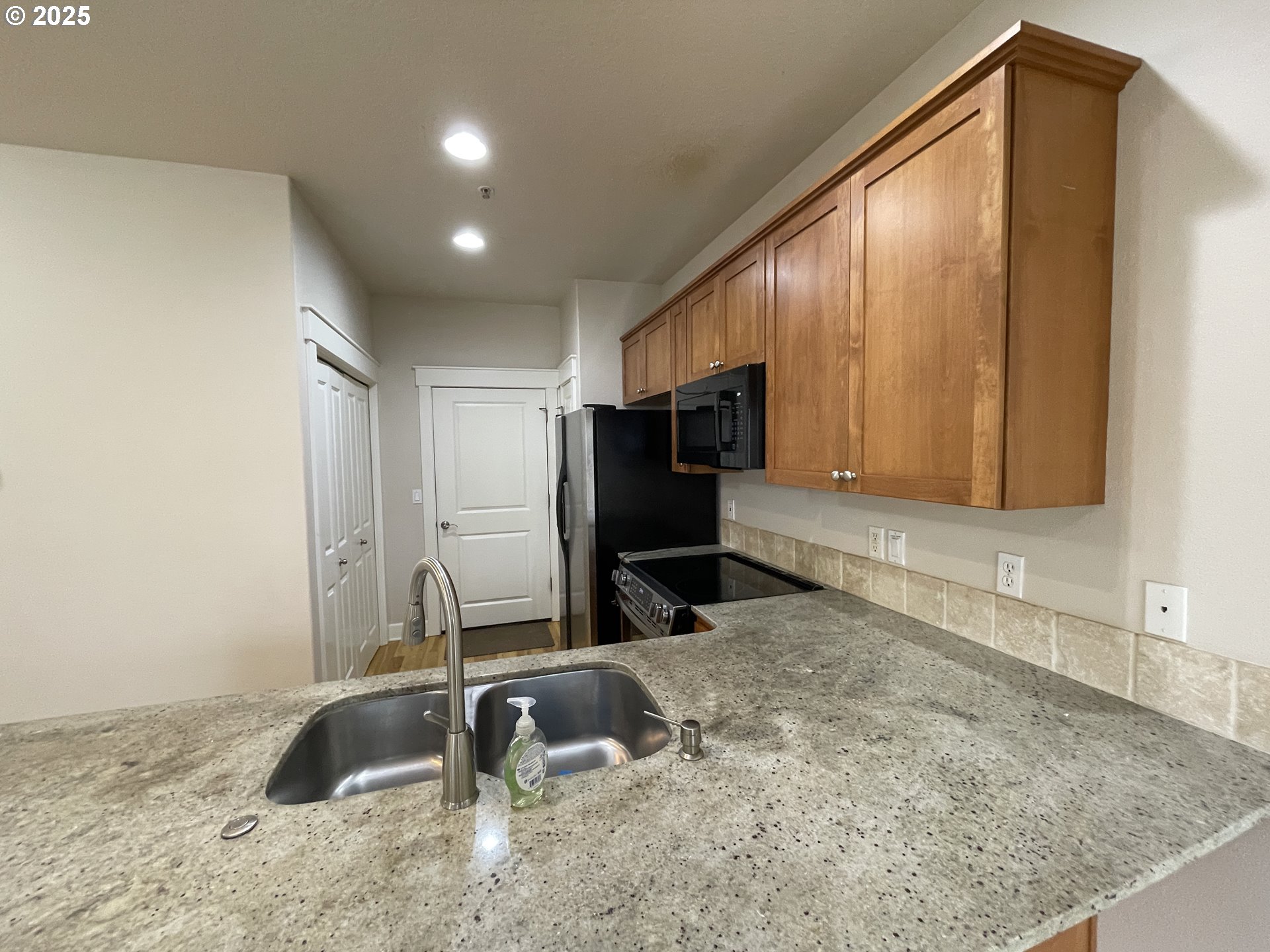 211 Silver Street, Unit 2H Silverton, OR 97381 - Photo 8 of 31