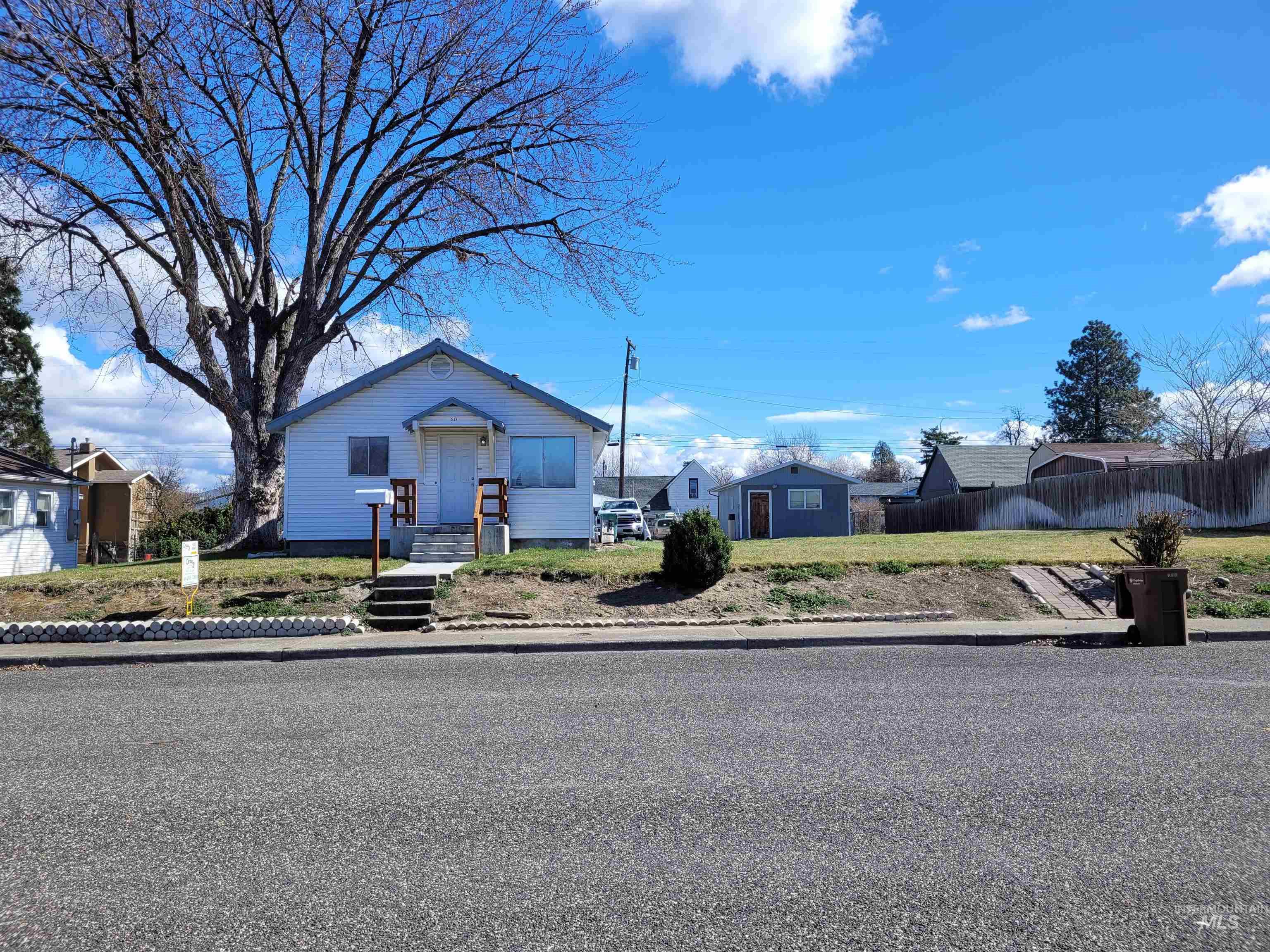 517 12th Street Clarkston, WA 99403 - Photo 1 of 16 Bungalow featuring a residential view