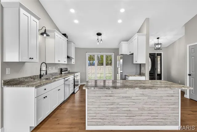 $549,000 | 6 Annie Lane, Farmington, MO 63640