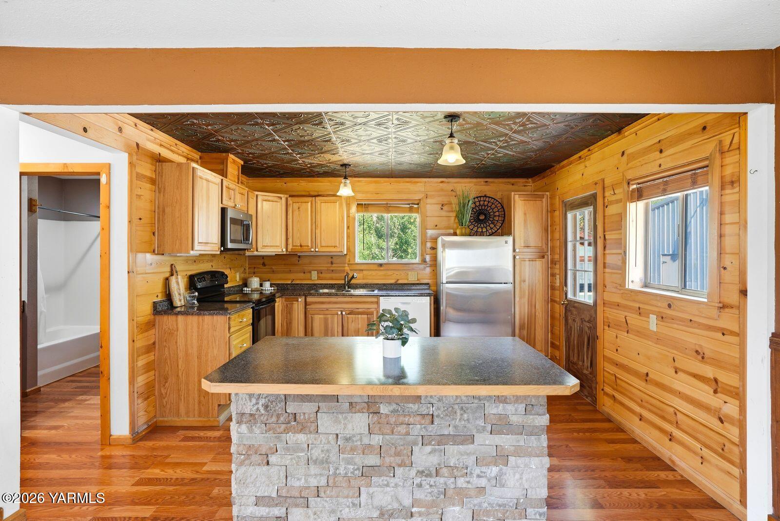 3780 Nile Road Naches, WA 98937 - Photo 8 of 43 a kitchen with a table and chairs