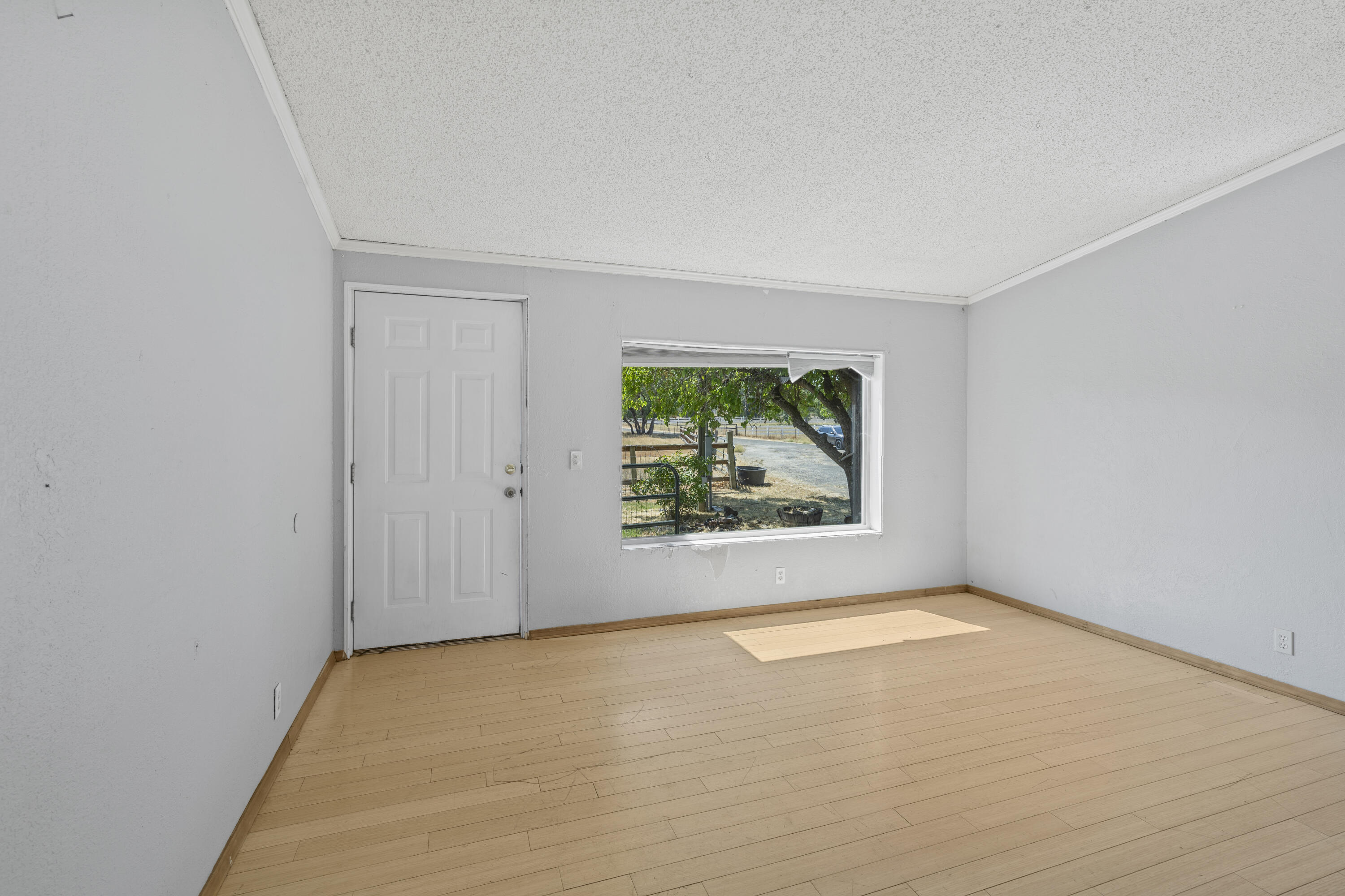 1739 Stevens Road Eagle Point, OR 97524 - Photo 4 of 41 1739 Stevens Road - 01