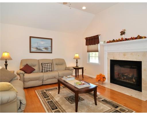 49 Old River Road Lincoln, RI 02865 - Photo 19 of 20 Living Room.