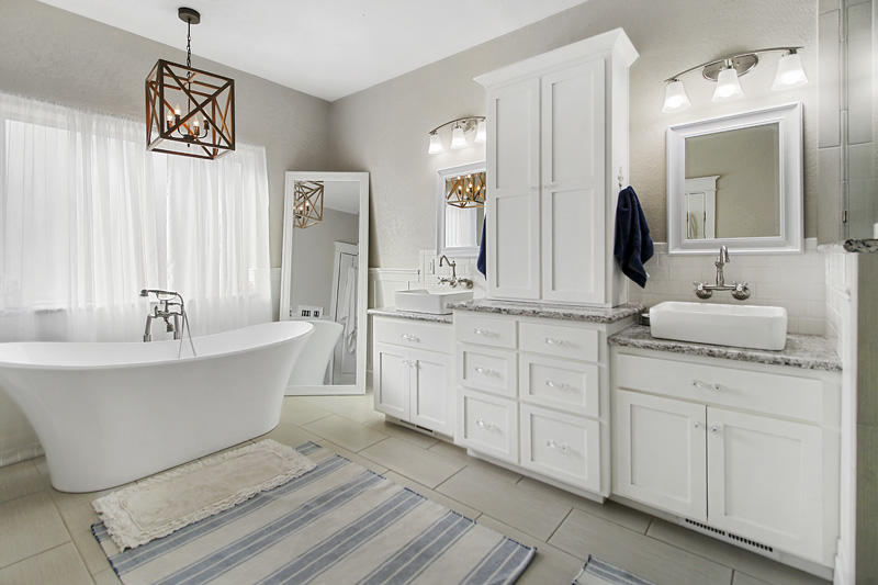 893 Ridgeview Drive Eagle Point, OR 97524 - Photo 25 of 49 a bathroom with a sink tub shower and a mirror