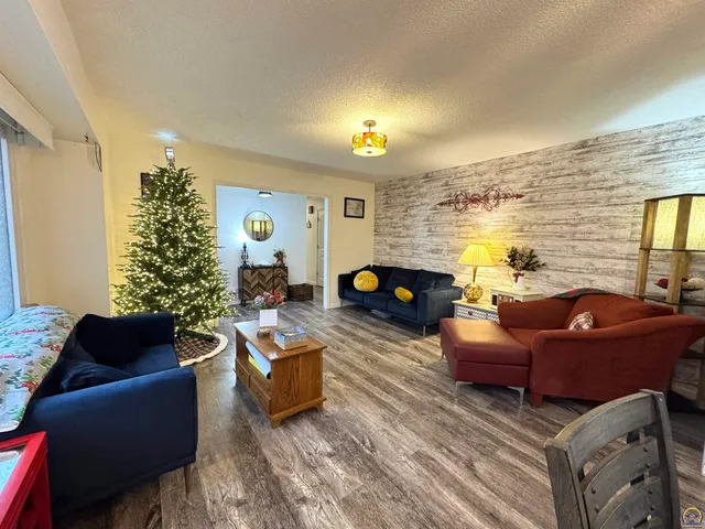 $239,500 | 907 Thompson Street, Emporia, KS 66801