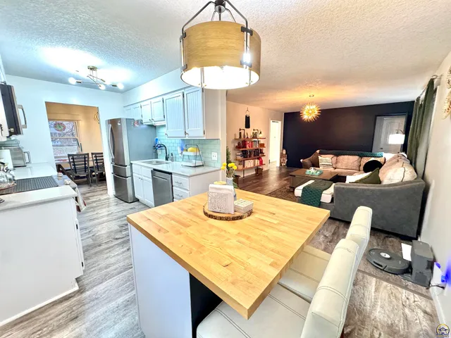 $239,500 | 907 Thompson Street, Emporia, KS 66801