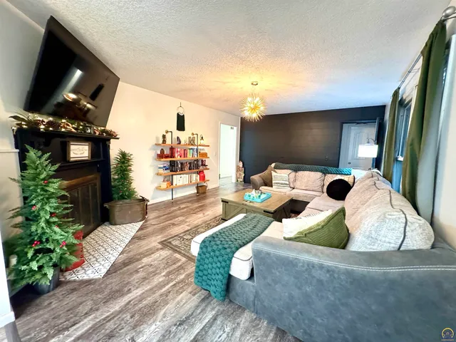 $239,500 | 907 Thompson Street, Emporia, KS 66801