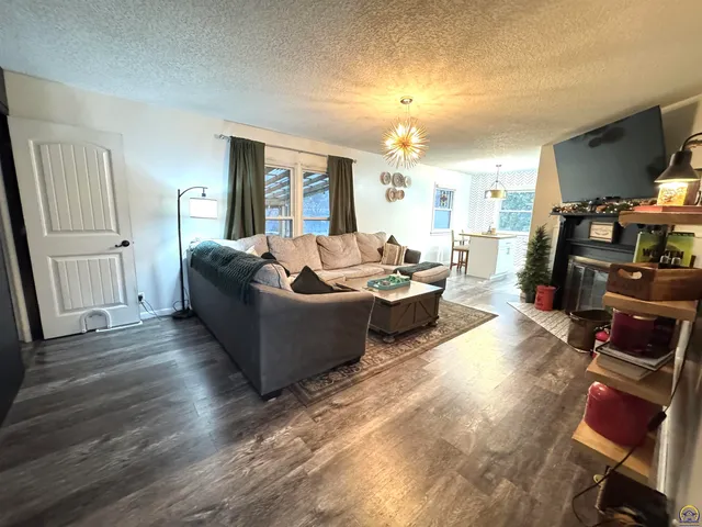 $239,500 | 907 Thompson Street, Emporia, KS 66801