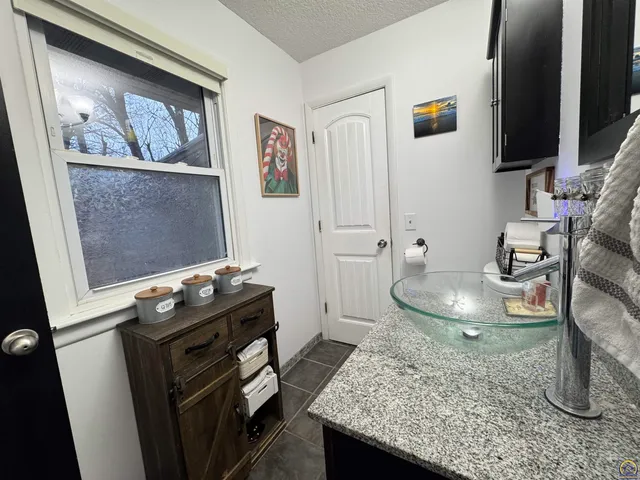 $239,500 | 907 Thompson Street, Emporia, KS 66801