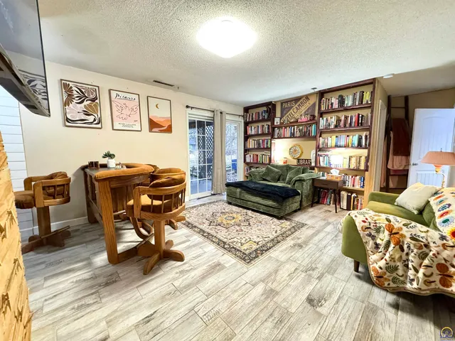 $239,500 | 907 Thompson Street, Emporia, KS 66801