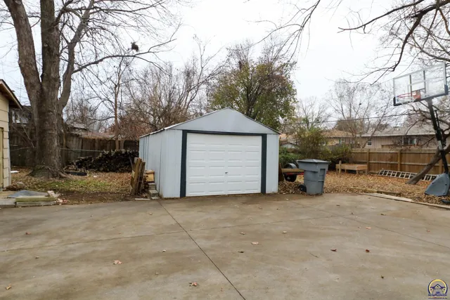 $239,500 | 907 Thompson Street, Emporia, KS 66801
