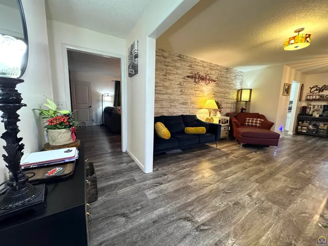 $239,500 | 907 Thompson Street, Emporia, KS 66801