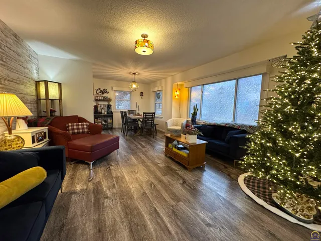 $239,500 | 907 Thompson Street, Emporia, KS 66801