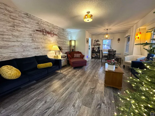 $239,500 | 907 Thompson Street, Emporia, KS 66801