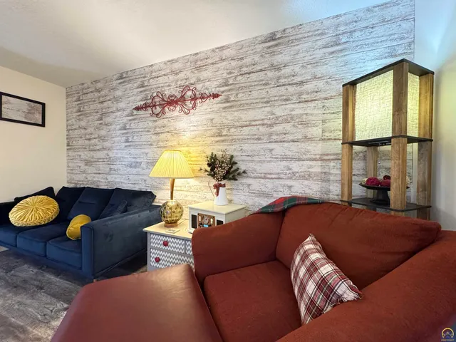 $239,500 | 907 Thompson Street, Emporia, KS 66801