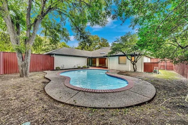 a view of a house with a backyard