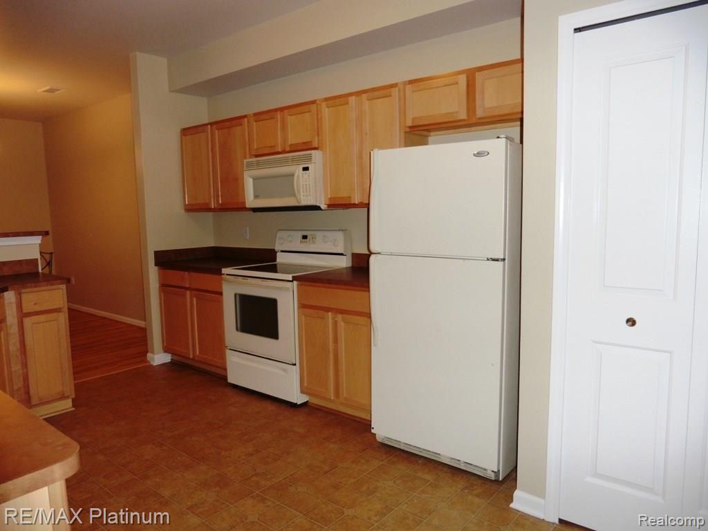 4237 Hampton Ridge Boulevard, Unit 136 Howell, MI 48843 - Photo 5 of 16 P1000678.jpg