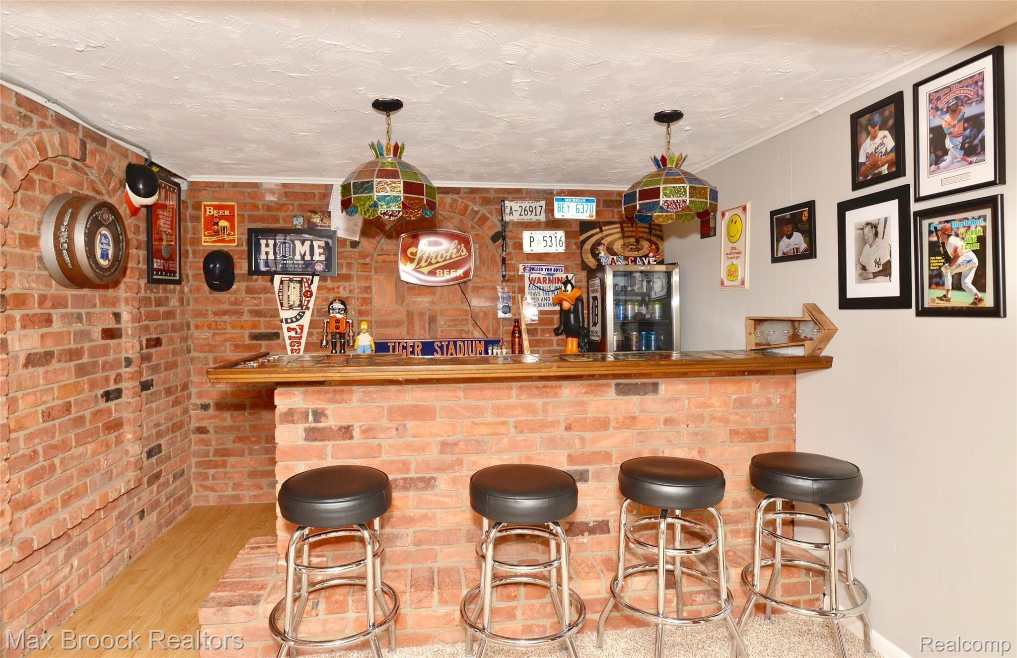 604 Renshaw Street Rochester, MI 48307 - Photo 18 of 23 Bar in Basement