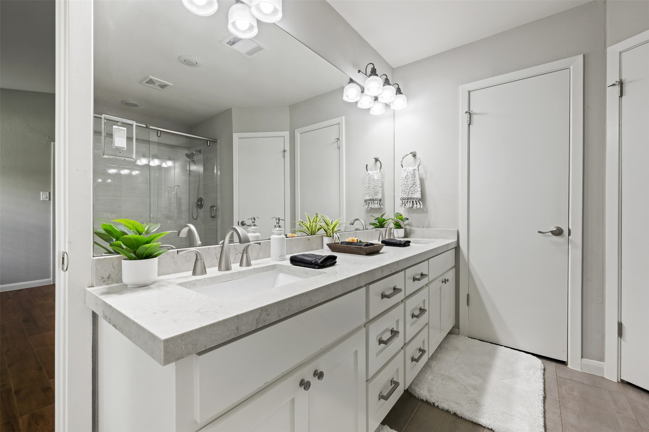 1600 Pin Oak Lane Round Rock, TX 78681 - Photo 25 of 40 Dual vanity with light-toned countertop and integrated sink