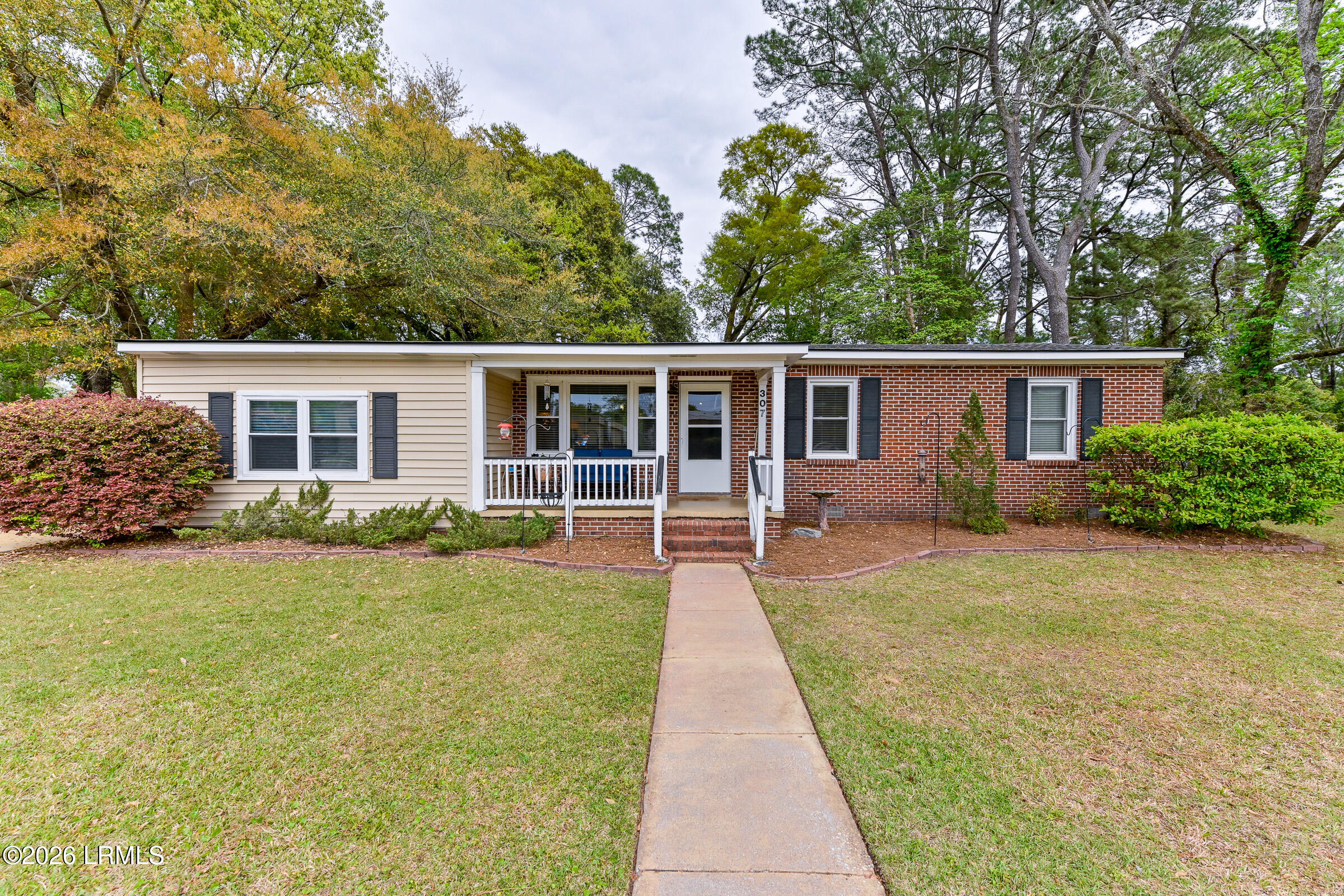 307 Burroughs Avenue Beaufort, SC 29902 - Photo 4 of 32 Front- sidewalk