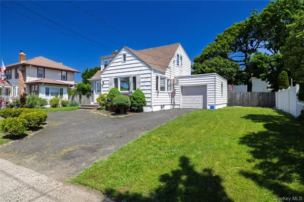 $699,000 | 24 West Windsor Parkway, Oceanside, NY 11572