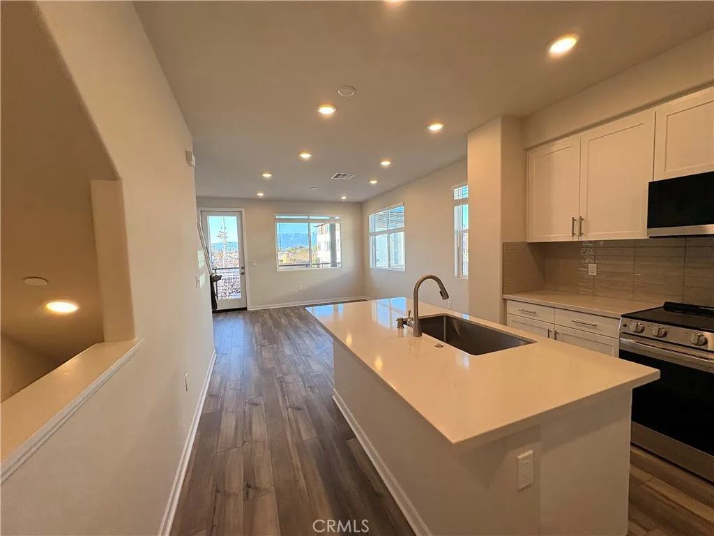 9511 Hannah Way Riverside, CA 92504 - Photo 11 of 28 Kitchen/Living room