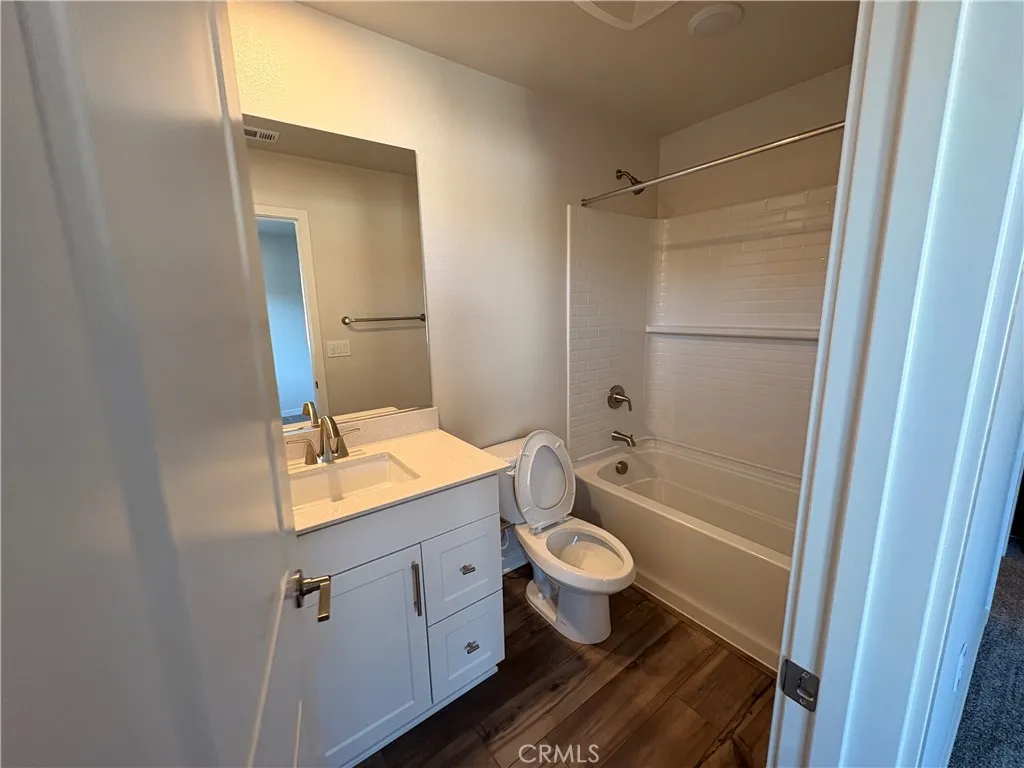 9511 Hannah Way Riverside, CA 92504 - Photo 21 of 28 Third level bath for bed 1