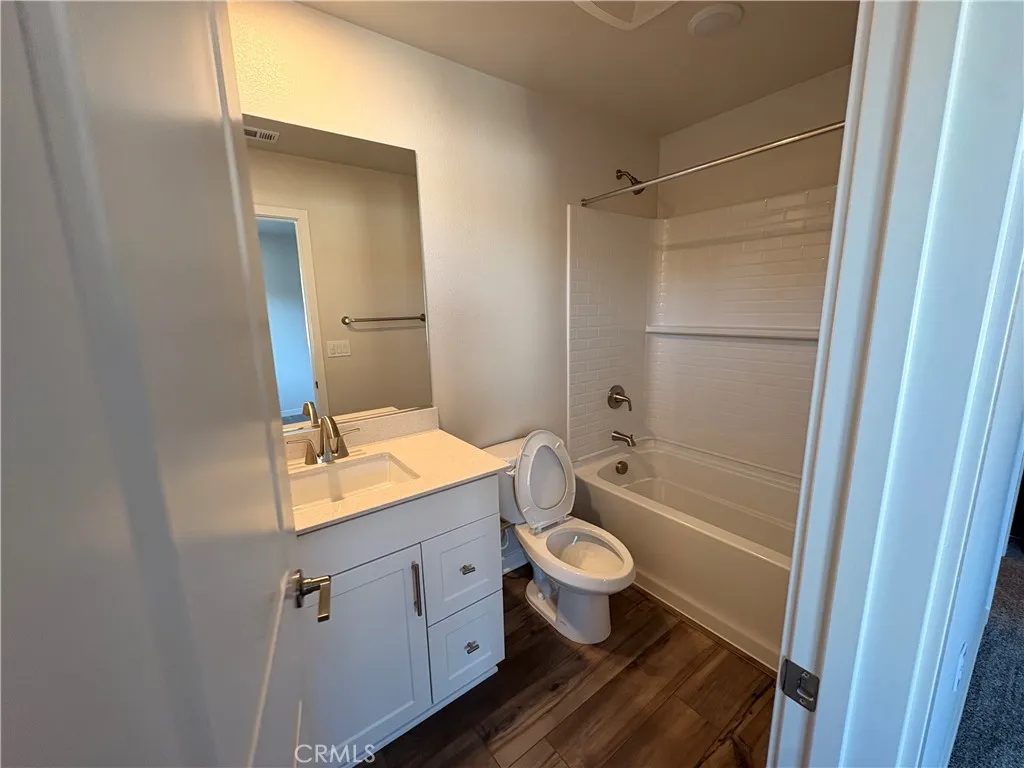 9511 Hannah Way Riverside, CA 92504 - Photo 21 of 28 Third level bath for bed 1