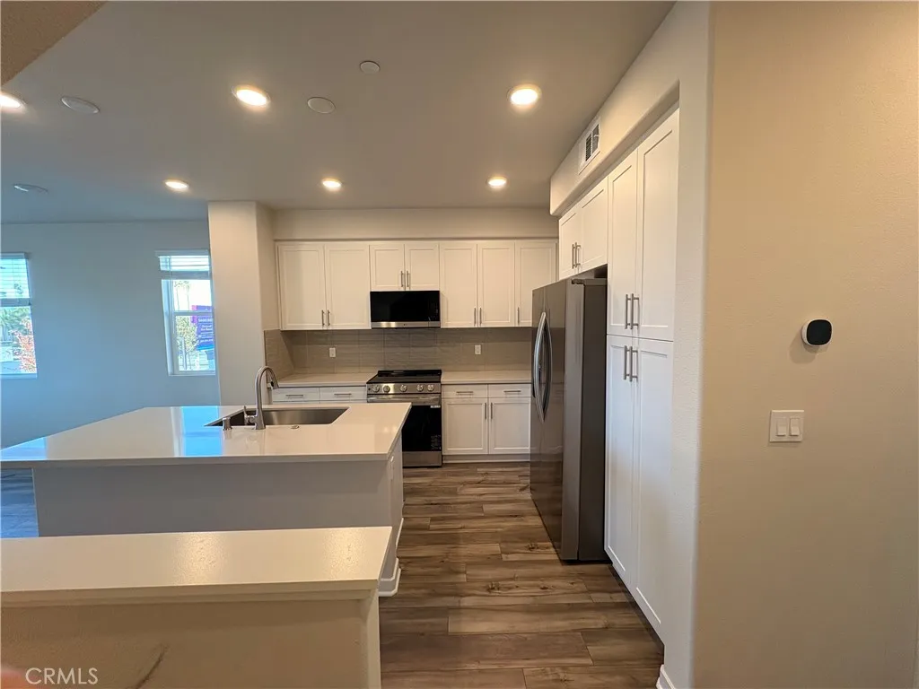 9511 Hannah Way Riverside, CA 92504 - Photo 10 of 28 Kitchen