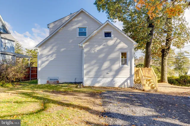 a view of a house with yard and tree s