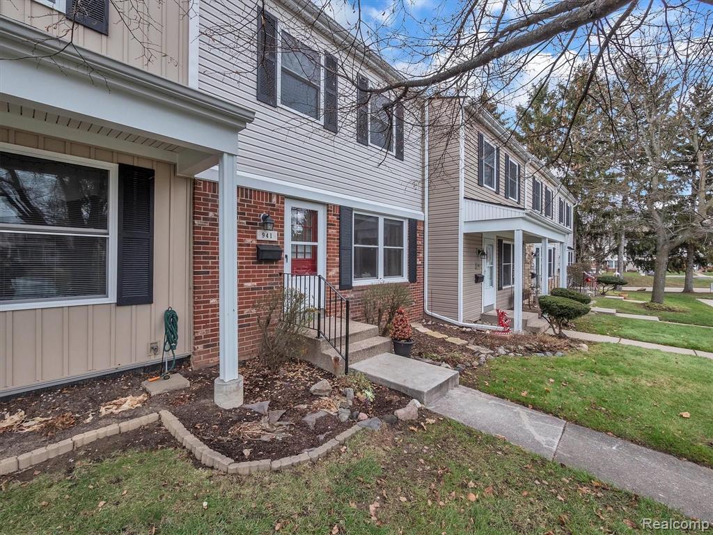 941 Medford Court Rochester Hills, MI 48307 - Photo 2 of 32