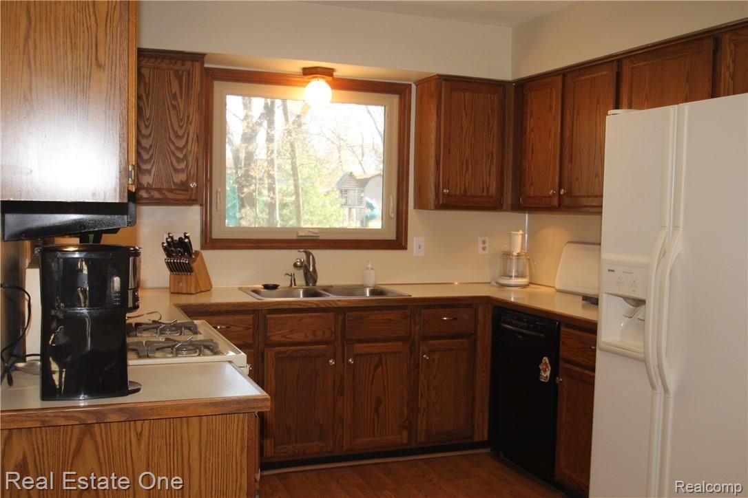 3875 Balmony Road Commerce Township, MI 48382 - Photo 12 of 52 IMG_0223.JPG