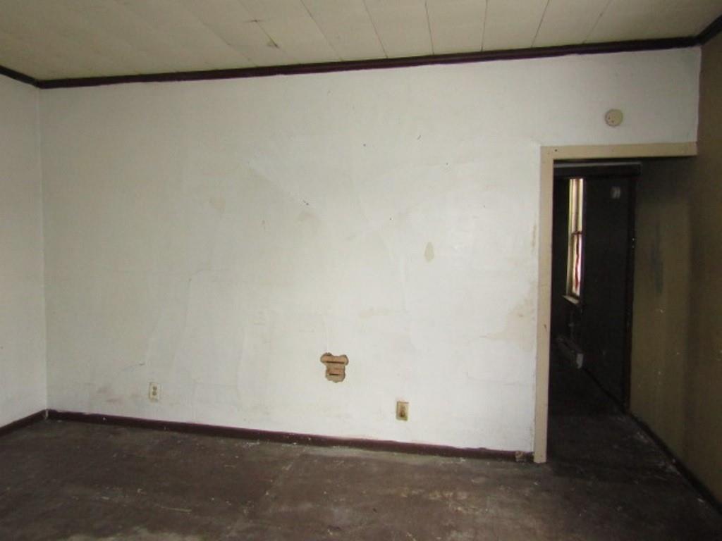 1817 4th Avenue Beaver Falls, PA 15010 - Photo 6 of 33 a view of an empty room