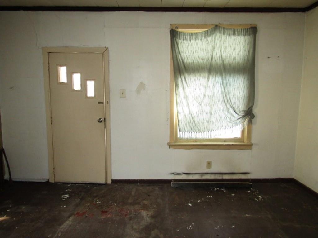 1817 4th Avenue Beaver Falls, PA 15010 - Photo 8 of 33 a view of an empty room with a window