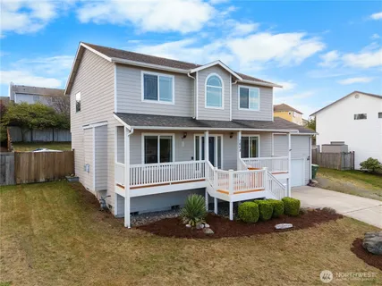 a view of a house with backyard