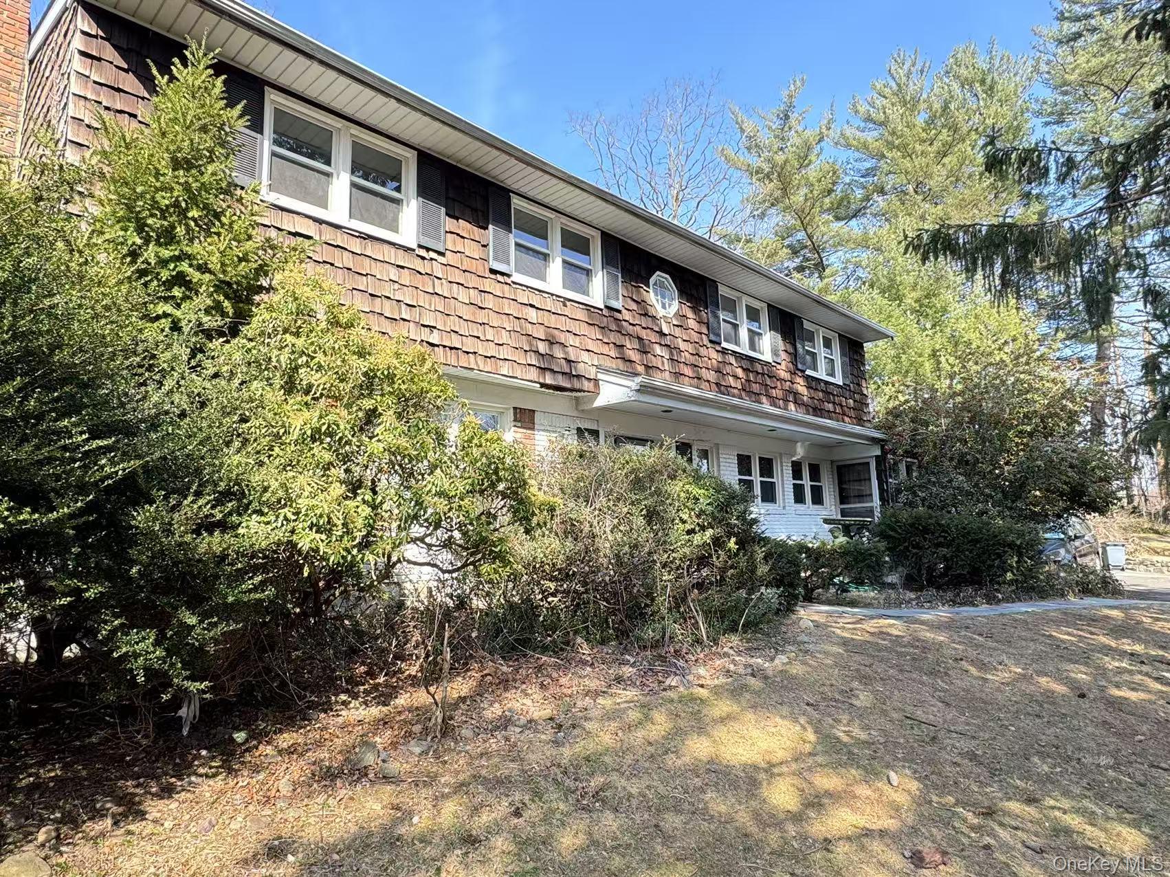 499 Stonytown Road Manhasset, NY 11030 - Photo 3 of 5 a backyard of a house with plants and trees