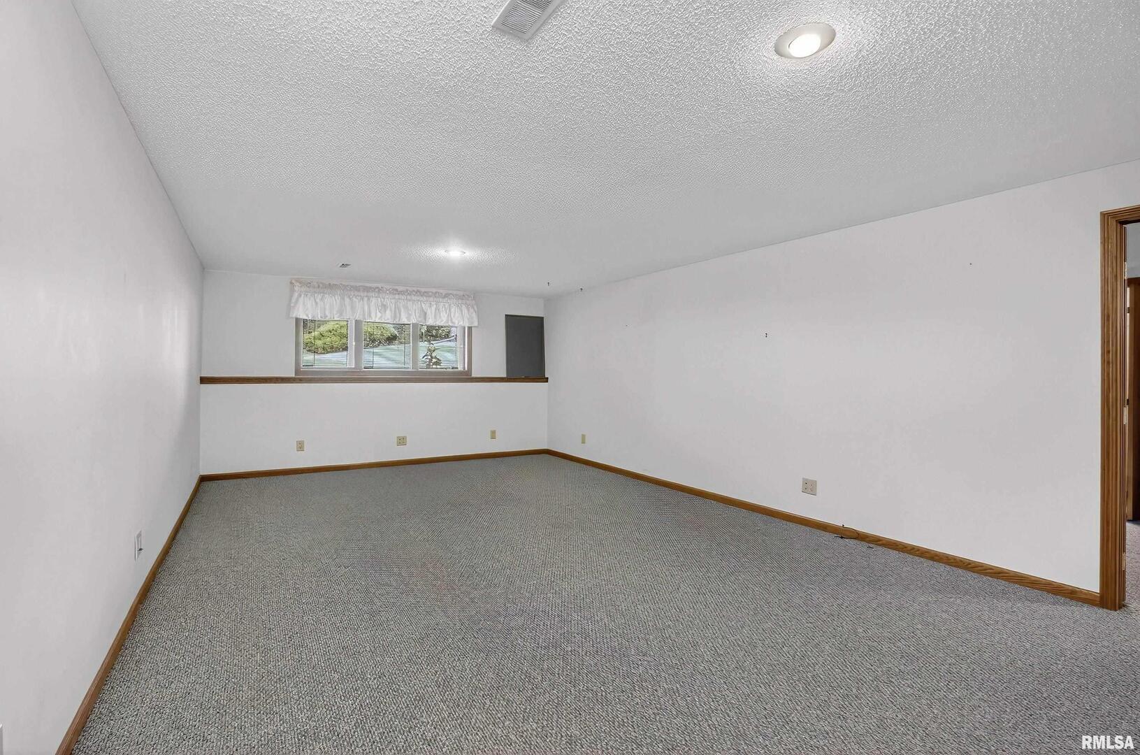 3988 Partridge Circle Bettendorf, IA 52722 - Photo 33 of 42 an empty room with a window