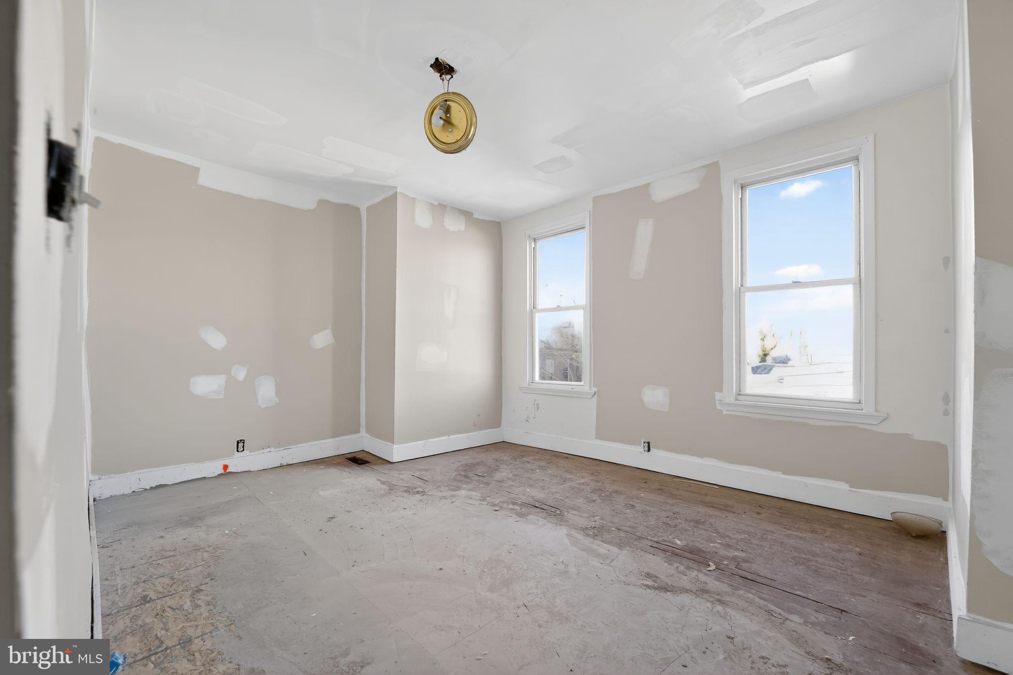 900 North Franklintown Road Baltimore, MD 21216 - Photo 9 of 16 an empty room with window