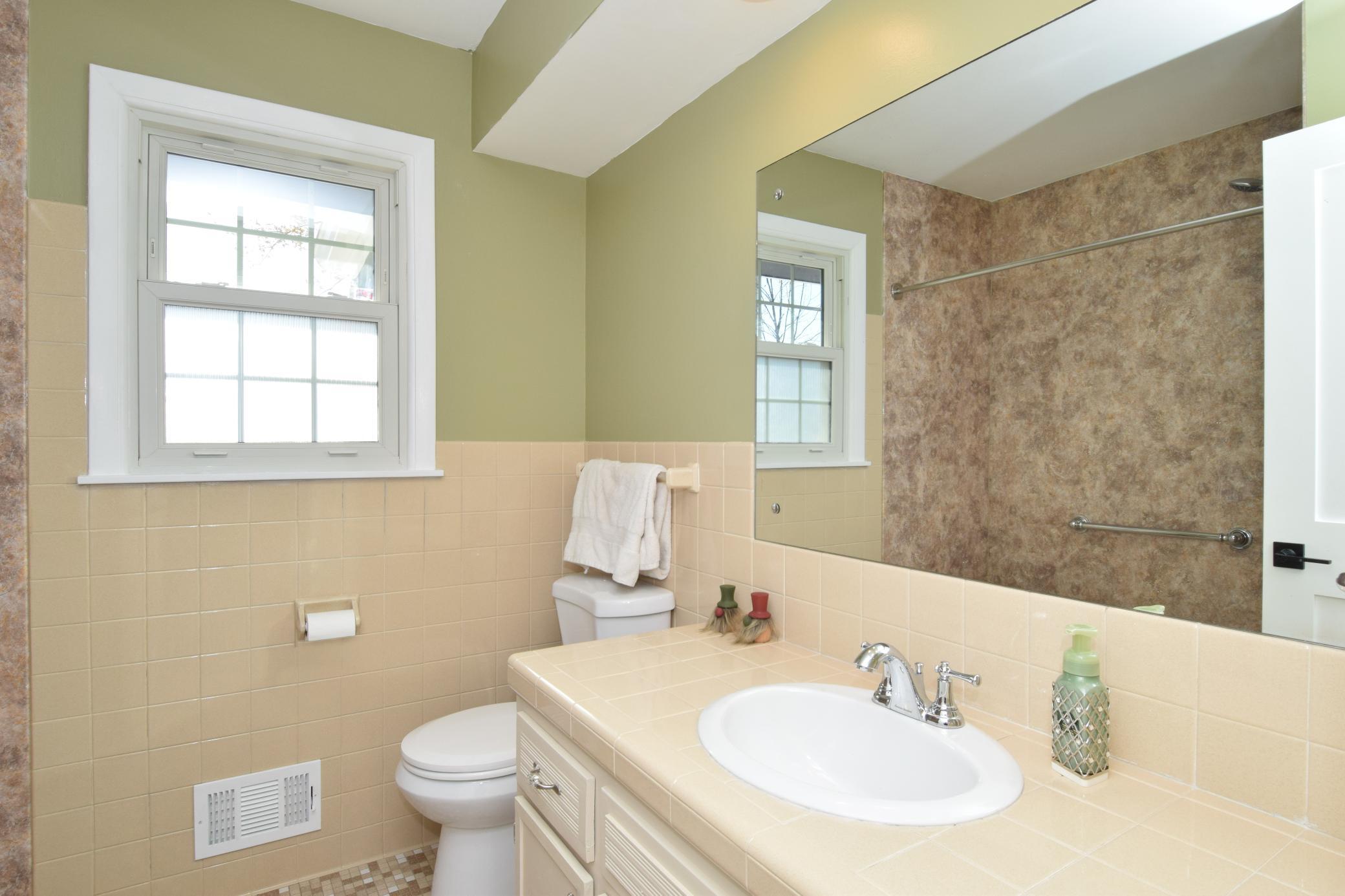 7216 33rd Avenue North Crystal, MN 55427 - Photo 15 of 37