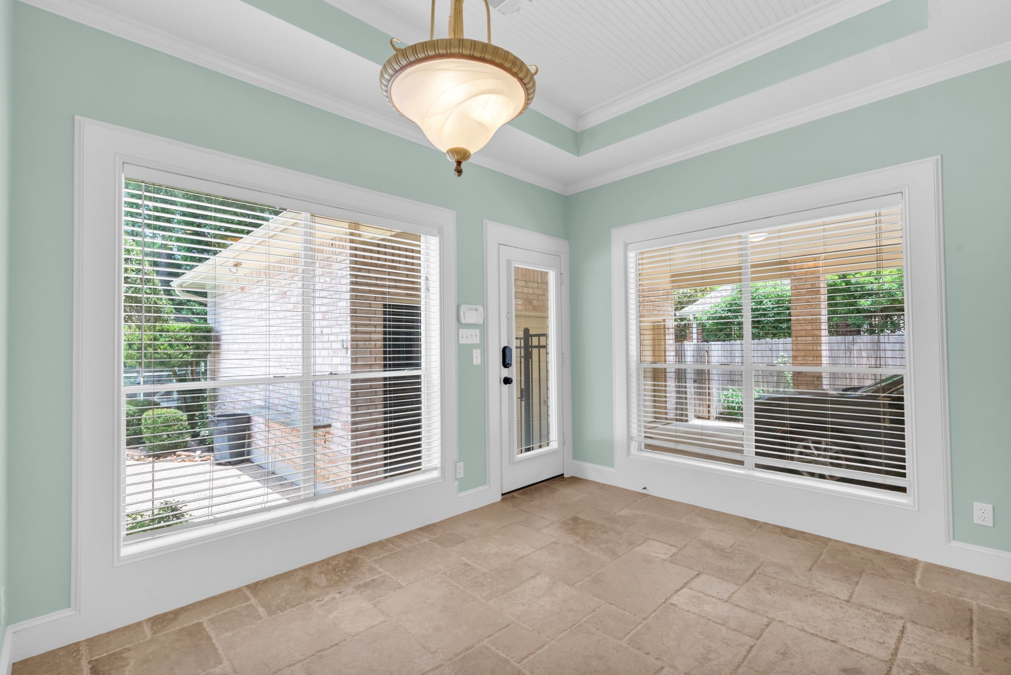 142 West Shadowpoint Circle The Woodlands, TX 77381 - Photo 15 of 50