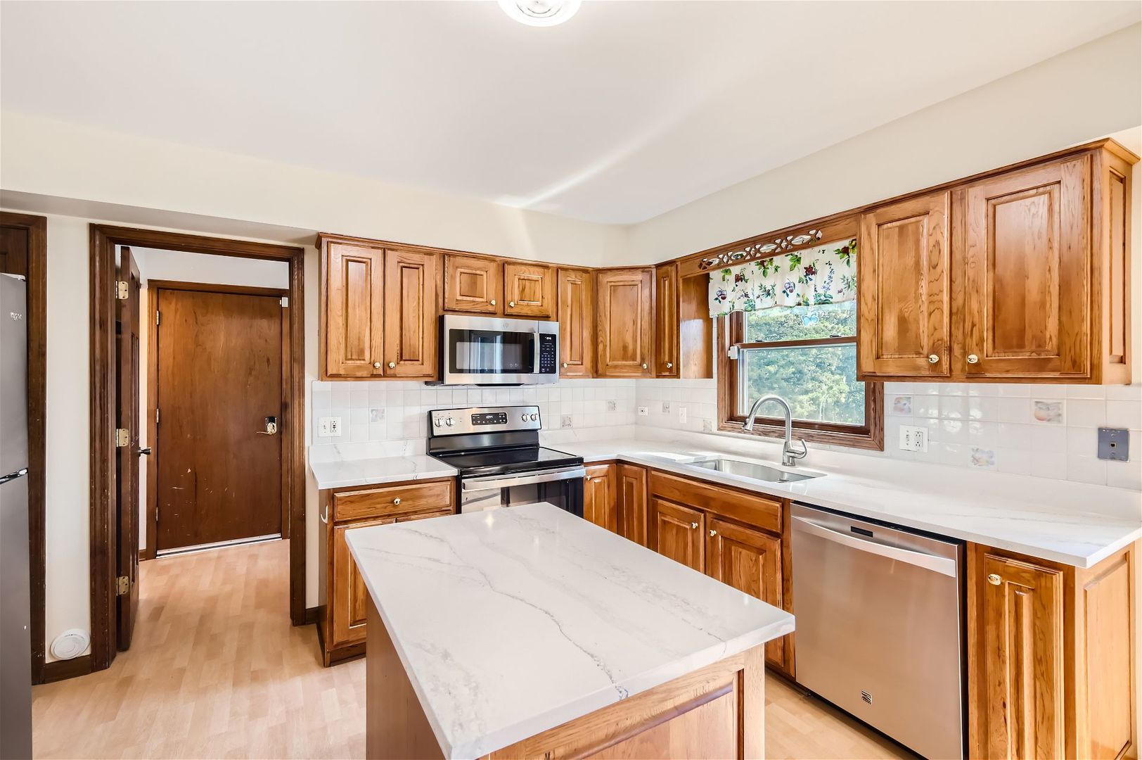 1617 Churchill Road Schaumburg, IL 60169 - Photo 8 of 30 Gallery Image 8