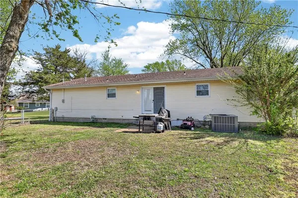 $170,000 | 521 Sunset Circle, Columbus, KS 66725