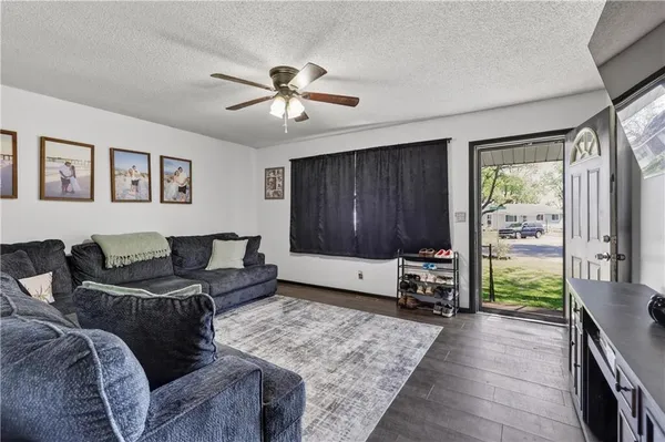 $170,000 | 521 Sunset Circle, Columbus, KS 66725