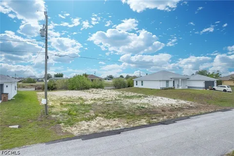 a view of a yard in front of the house