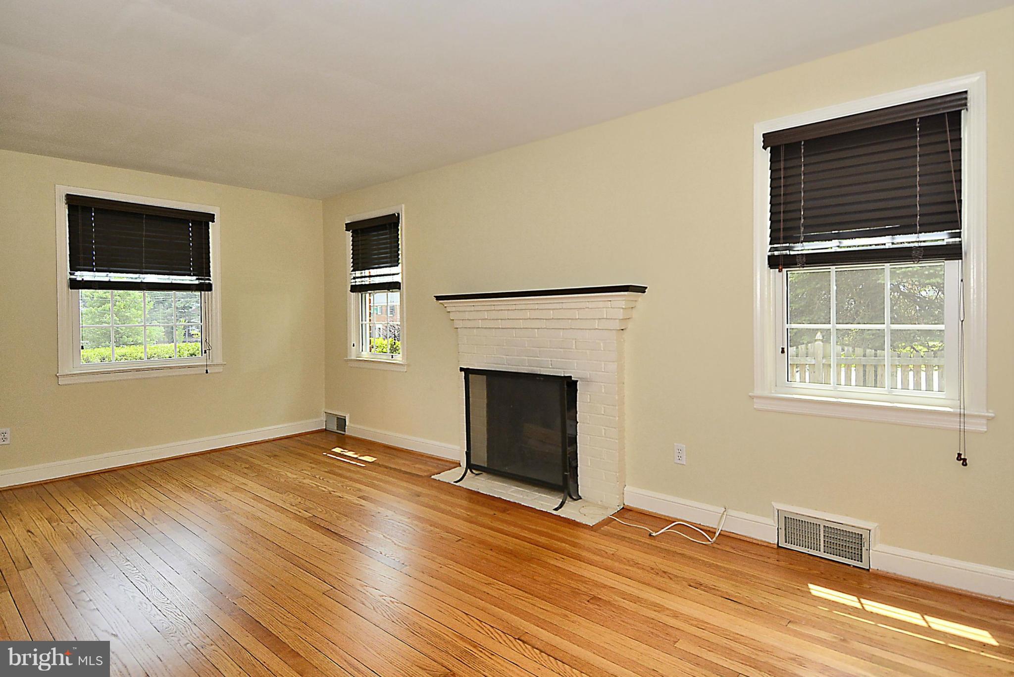 2115 Cascade Road Silver Spring, MD 20902 - Photo 10 of 24 Living Room