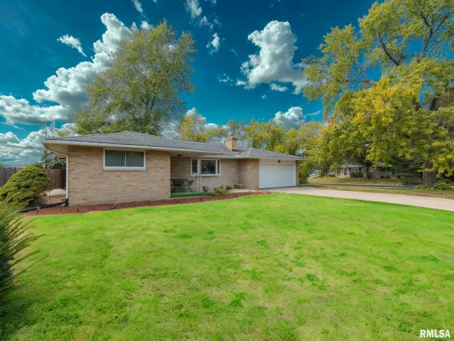 $189,900 | 6217 North Knoll Aire Drive, Peoria, IL 61614